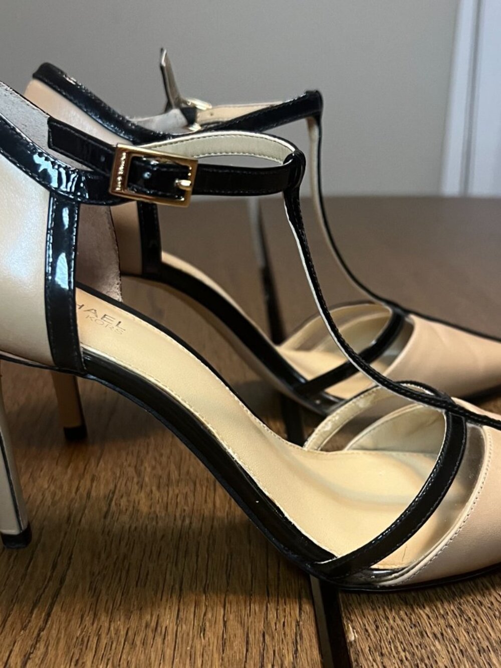 Michael Kors T-Strap Heels Size 8M Nude Black Patent Pointed Toe Pumps - Picture 5 of 13